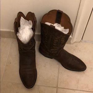 Like new Ariat boots size 9